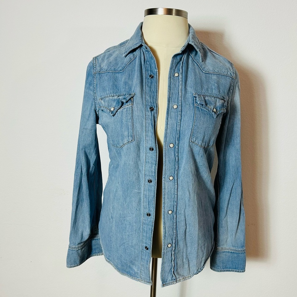 Imogene + Willie Blue Denim Button Down pearl snap long sleeve Shirt